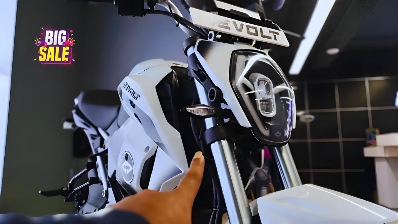 Revolt RV400 Electric Bike Launched 150km Range, 3.24 kWh Smart Battery & ₹1.38–1.60 Lakh Price